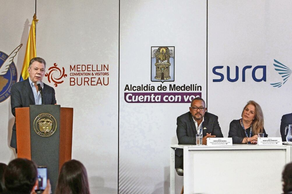 Al clausurar la reunión de medio año de la SIP, el presidente de Colombia, Juan Manuel Santos, prometió justicia para los periodistas asesinados.  (LUIS EDUARDO NORIEGA. EFE)