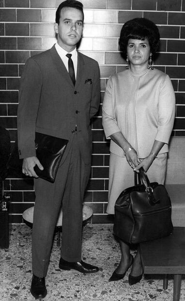 En los años sesenta se hizo posible que cada vez más personas en México accedieran a las prendas de moda, como el traje de tres piezas: falda, blusa y saco. Colección Villasana.