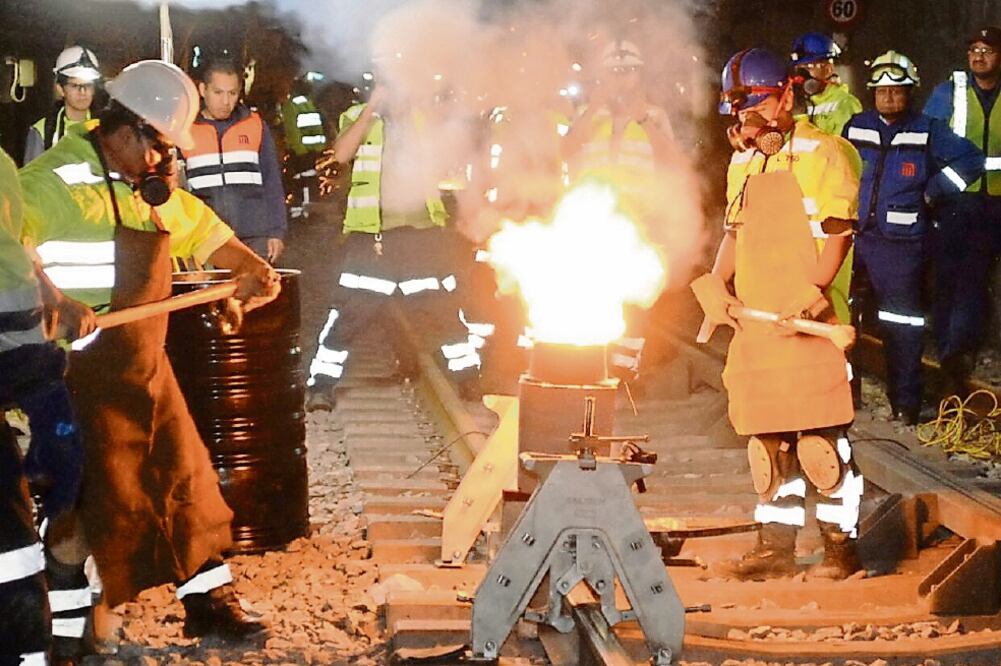 Ayer el titular del STC inspeccionó los trabajos que se realizan por la sustitución del riel 115 RE por otro de mayor dureza en ambas vias de la curva 73 de Línea 12 (METRO)