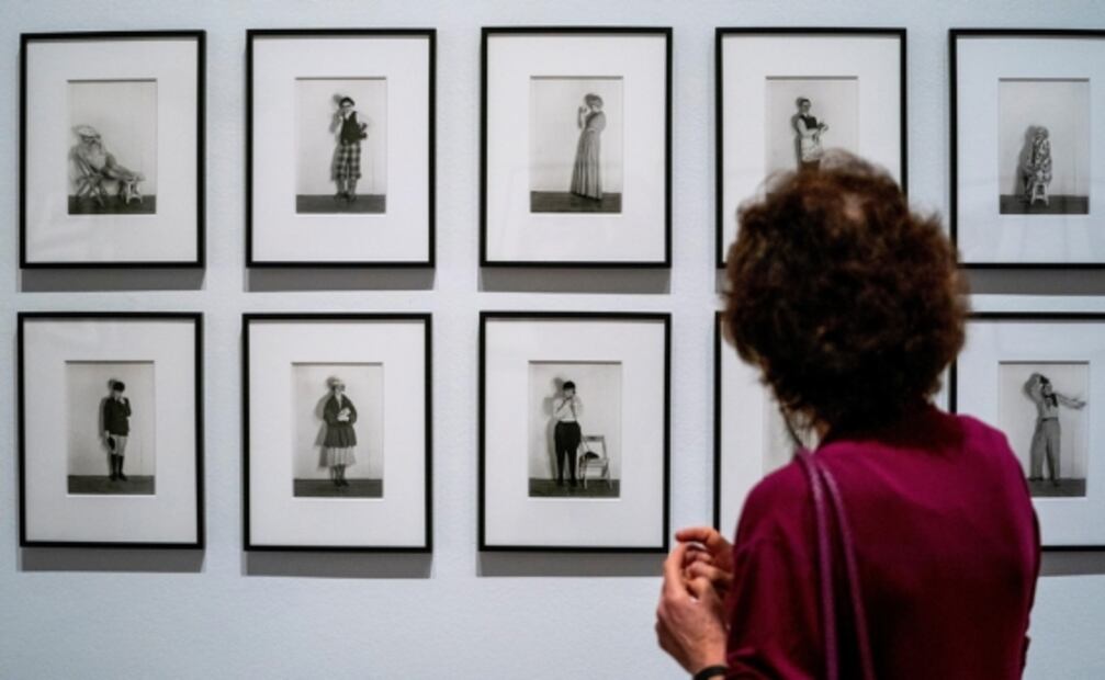 El equívoco narcisismo de Cindy Sherman, en el centro de sus fotografías