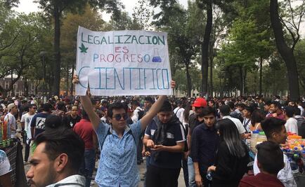 Jóvenes se reúnen en la Alameda Central para exigir legalización de la marihuana