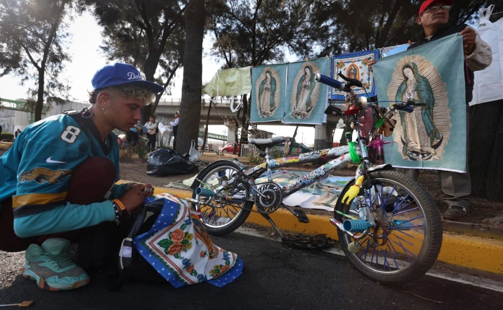 Con mucha Fé, cientos de Peregrinos provenientes de diversos estados, municipios y localidades, avanzan por calzada Zaragoza para llegar a la Basílica de Guadalupe.
Foto: Luis Camacho | El Universal