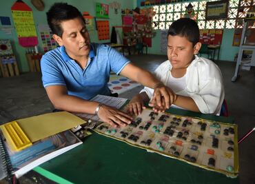Heladio nació sin ojos... y sin límites