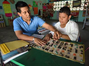 Heladio nació sin ojos... y sin límites