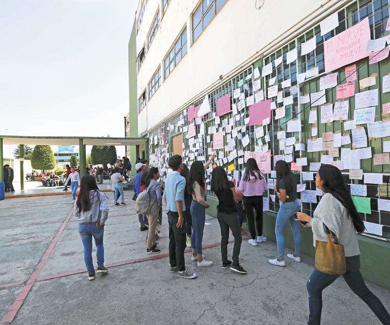 El martes por la mañana, las alumnas de la Preparatoria 1 Adolfo López Mateos informaron que recibieron denuncias contra 25 maestros, entre ellos una mujer, la mayoría por acoso sexual. Foto: JORGE ALVARADO. EL UNIVERSAL