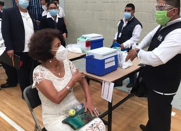 Vacunan en Prepa 5 a alcaldesa de Tlalpan