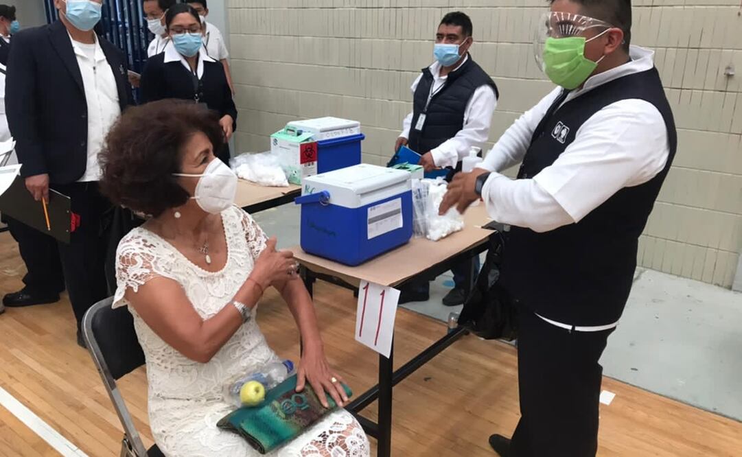 La alcaldesa de Tlalpan acudió a inmunizarse a la Escuela Nacional Preparatoria N°5. Foto: Especial