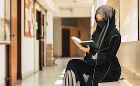 Giorgia Meloni prohibirá el uso de burka, niqab y el velo islámico integral en escuelas; limitarán alumnos extranjeros por clase