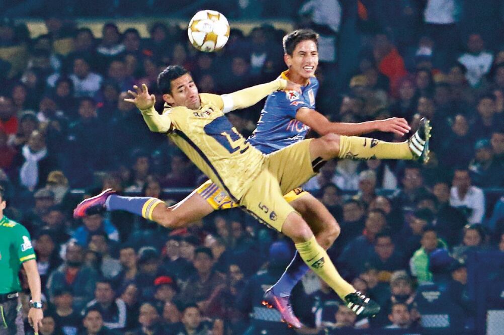 Jürgen Damm logró superar a la zaga auriazul para poner a los Tigres en ventaja momentánea de 1-2 en el duelo de ida de los cuartos de final por el cetro del Apertura 2016 (ALVARO PAULIN. IMAGO7)