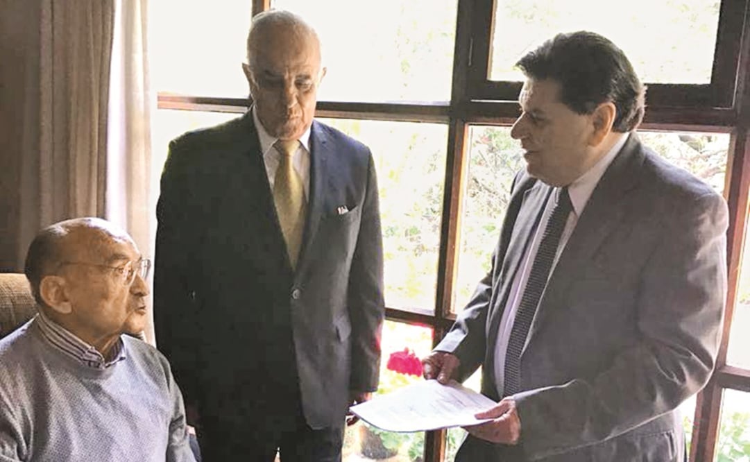 El pasado jueves 8 de junio, el ex presidente Luis Echeverría recibió a académicos en el despacho de su residencia, en San Jerónimo Lídice. FOTO: ESPECIAL