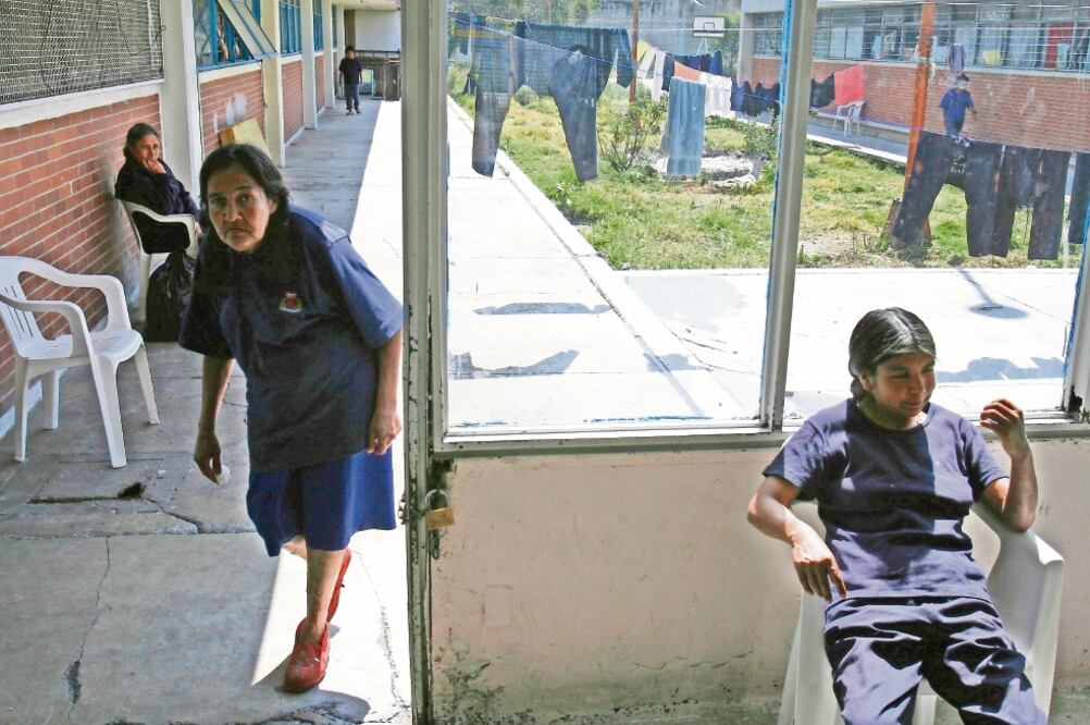 La CNDH propone generar espacios específicos en las cárceles para las mujeres embarazadas, en lactancia o quienes vivan con hijas o hijos. (ARCHIVO. EL UNIVERSAL)