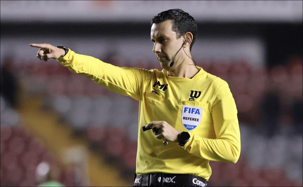 César Ramos Palazuelos, dirige un partido de la Liga MX. FOTO: Imago7