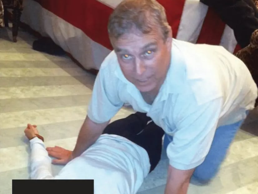 Fotografías que parecen mostrar a Andrew Mountbatten-Windsor arrodillado en cuatro patas sobre una mujer tendida en el suelo se han incluido en el último lote de archivos de Epstein. Foto: Departamento de Justicia de Estados Unidos