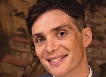 Cillian Murphy hace gala de su sencillez al conducir este económico vehículo utilitario junto a su familia