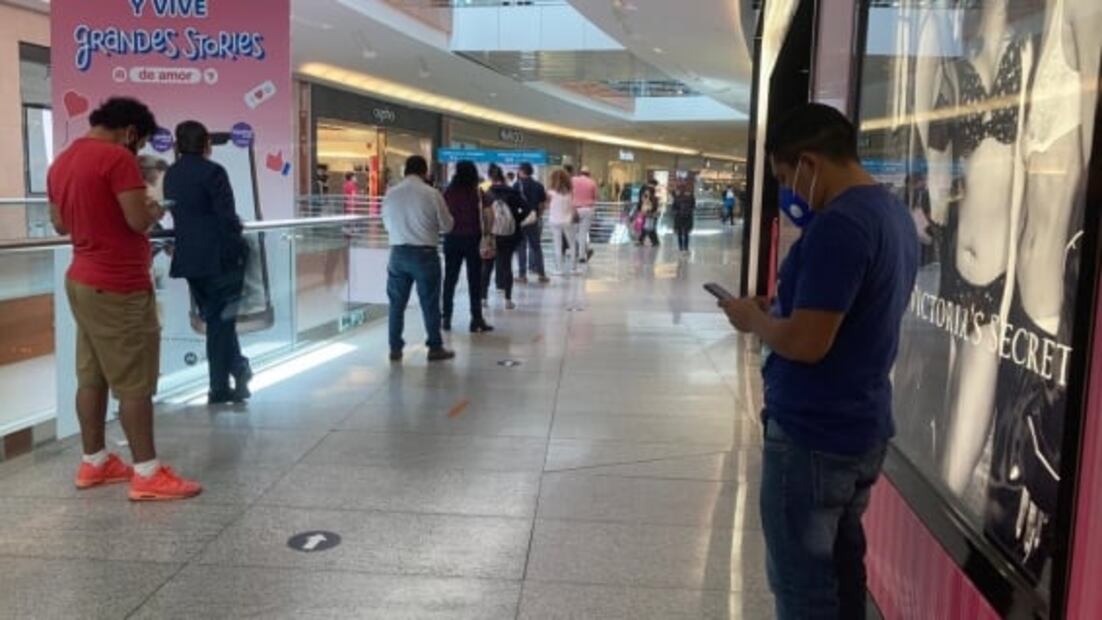 Con largas filas y estancia permitida solo de 30 minutos, así reabren centros comerciales en CDMX