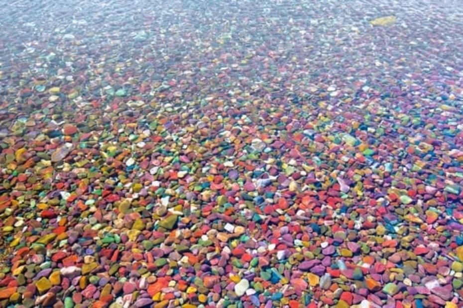 ¿Por qué este lago cristalino está lleno de piedras de colores?