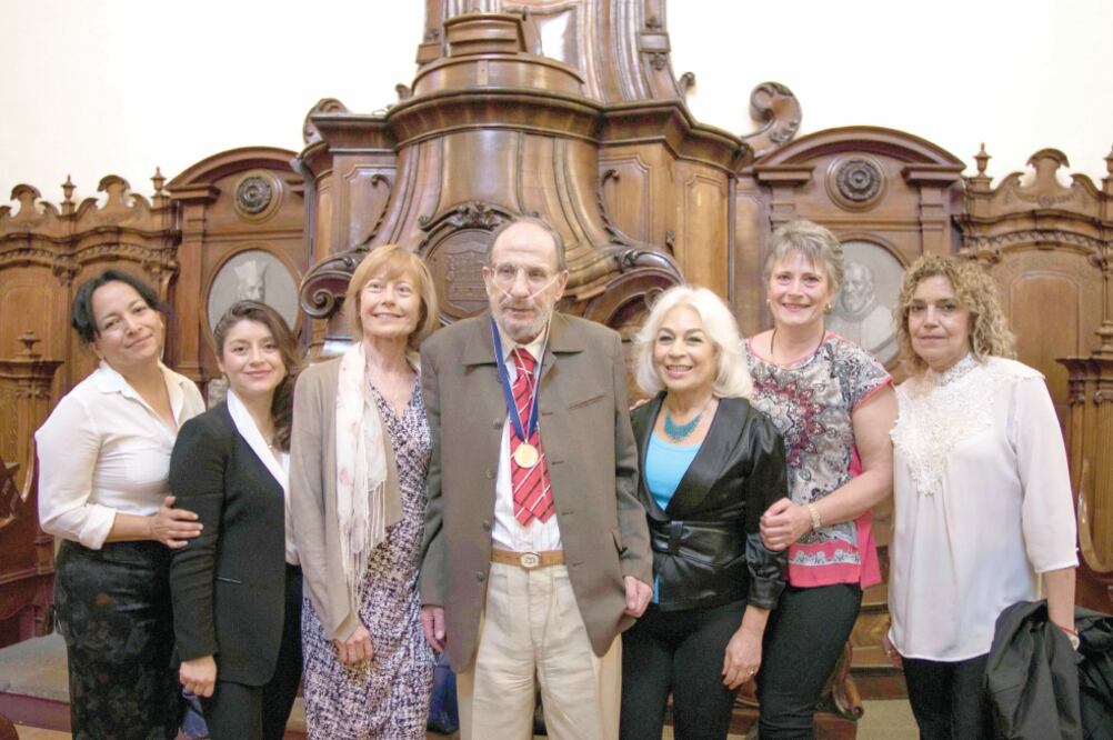 El docente de la BUAP Raúl Dorra fue galardonado en una ceremonia con académicos e investigadores. Foto: Especial