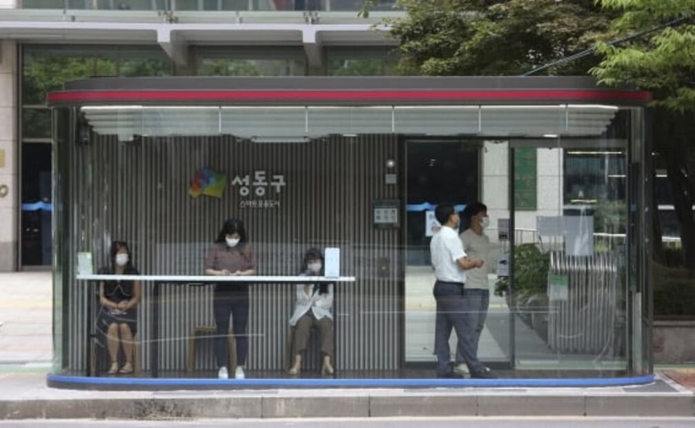 Corea del Sur fortifica las paradas de autobús contra el Covid-19