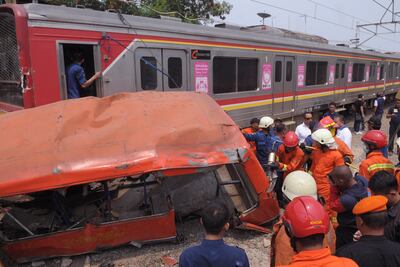 Colisión entre tren y minibús deja 16 muertos en Indonesia