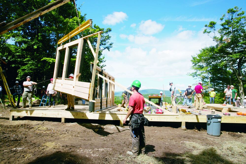 A través de su programa, Paul DiMedo y su socio Tuffy construyen viviendas ecológicas en zonas salvajes e indómitas de Estados Unidos (CORTESÍA NATGEO)