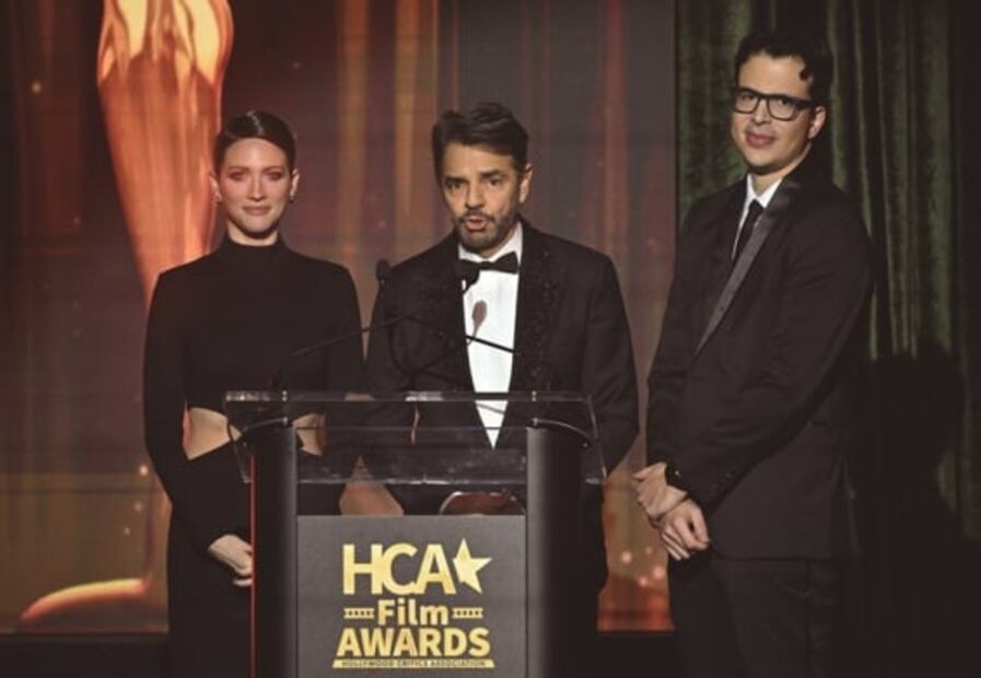 Tenoch rinde honor a Angela Bassett