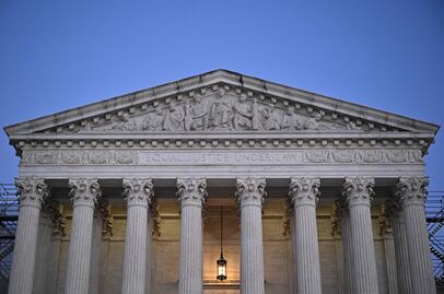 Corte Suprema de EU debate orden de Trump para abolir ciudadanía por nacimiento; define si tribunales menores pueden bloquearla