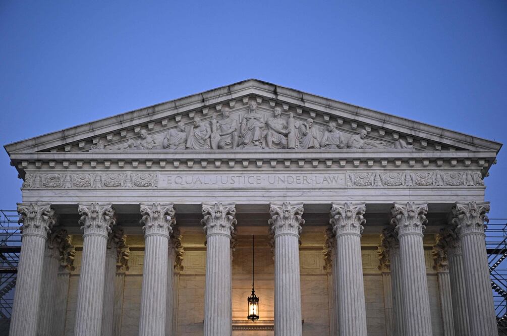 Por seis votos contra tres, el máximo tribunal de EU votó a favor de validar la legislación de Tennessee que prohíbe los tratamientos hormonales, los bloqueadores de la pubertad y la cirugía de transición de género para menores de 18 años. Foto: AFP