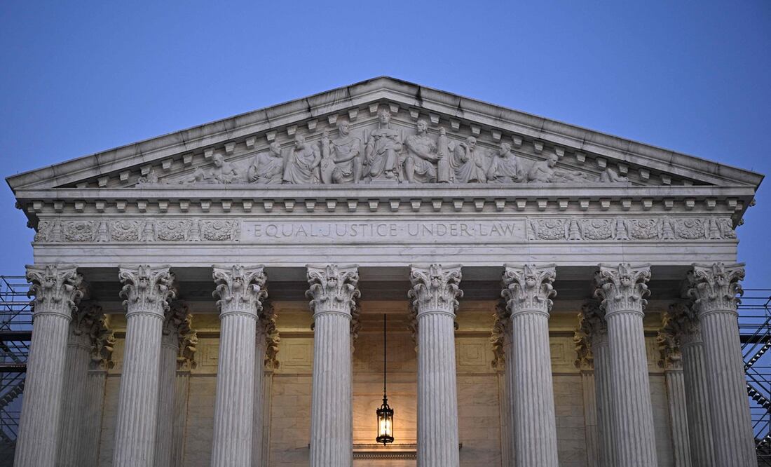 Por seis votos contra tres, el máximo tribunal de EU votó a favor de validar la legislación de Tennessee que prohíbe los tratamientos hormonales, los bloqueadores de la pubertad y la cirugía de transición de género para menores de 18 años. Foto: AFP