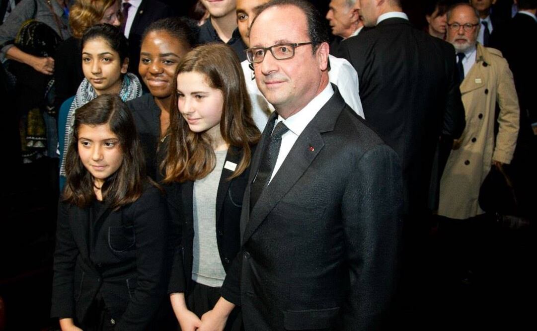 El presidente francés, François Hollande, posa con varios niños a su llegada a la ceremonia de entrega del premio de la Fundación Chirac en París. Foto: EFE