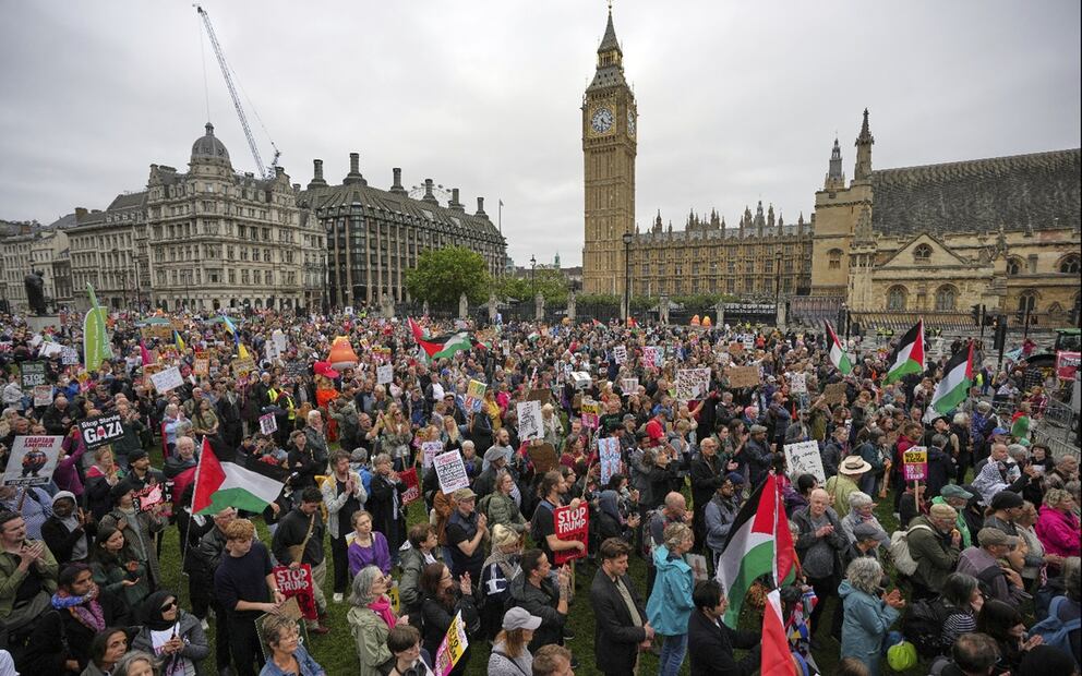 Miles de manifestantes se reúnen en la Plaza del Parlamento durante una protesta contra la visita de Estado del presidente estadounidense, Donald Trump, en Londres, el miércoles 17 de septiembre de 2025. Foto: AP