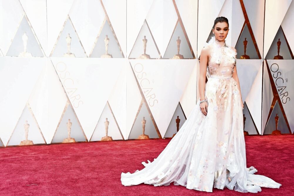 Hailee Steinfeld lució un Ralph & Russo blanco (Agencias)