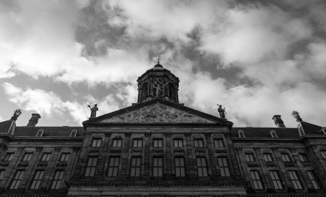 Harvard enfrenta desafíos financieros ante una caída histórica en donaciones. Fuente: Freepik.