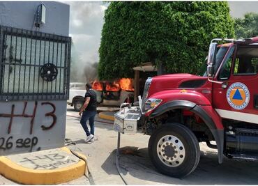 En el marco del 10 Aniversario de desaparición de los 43 normalistas de Ayotzinapa, estudiantes queman autos en Congreso de Guerrero