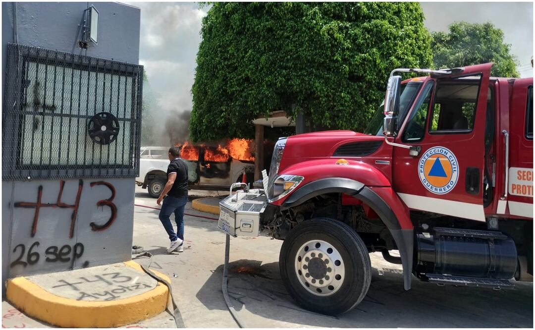 Normalistas de Ayotzinapa atacan Congreso de Guerrero. Foto: Especial