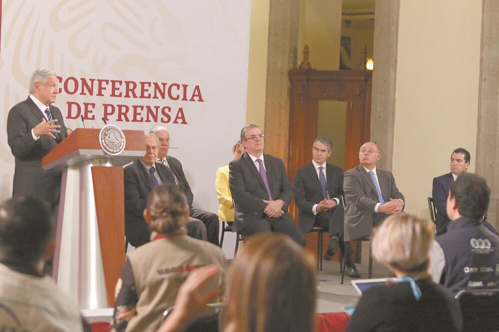 El presidente Andrés Manuel López Obrador reconoció el esfuerzo de los ciudadanos, pero sobre todo el trabajo de médicos, enfermeras y especialistas ante la pandemia del Covid-19. Foto: CARLOS MEJÍA. EL UNIVERSAL