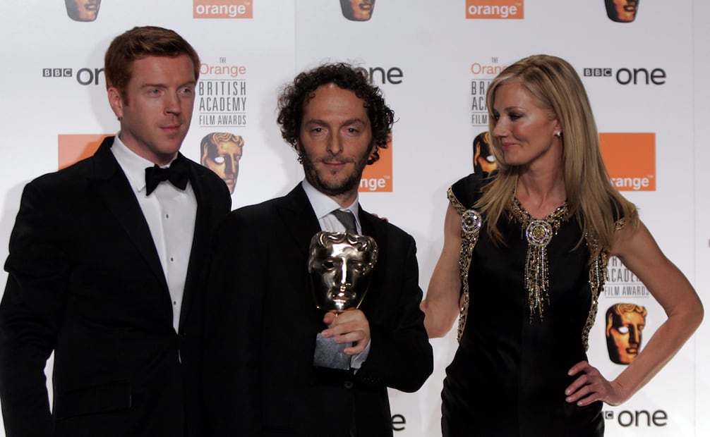 Emmanuel Lubezki (centro) sostiene el premio a la mejor fotografía junto a Damien Lewis (izquierda) y Joely Richardson (derecha) durante la ceremonia de los premios de la Academia Británica (BAFTA) en la Royal Opera House de Londres, el domingo 11 de febrero de 2007. La Academia Británica de las Artes Cinematográficas y de la Televisión celebra su 60.º aniversario, tras haber entregado su primer galardón por logros cinematográficos en 1947.
Foto AP/Matt Dunham.