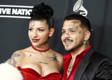 De la mano y presumiendo tatuajes, Christian Nodal y Cazzu posan juntos en su primera alfombra roja
