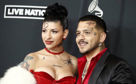 De la mano y presumiendo tatuajes, Christian Nodal y Cazzu posan juntos en su primera alfombra roja