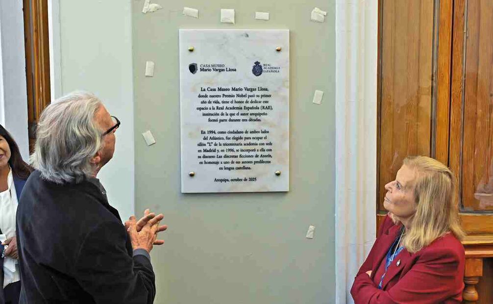 Develación de una placa en la Casa Museo Mario Vargas Llosa, en el marco del Congreso. Foto: PromPerú