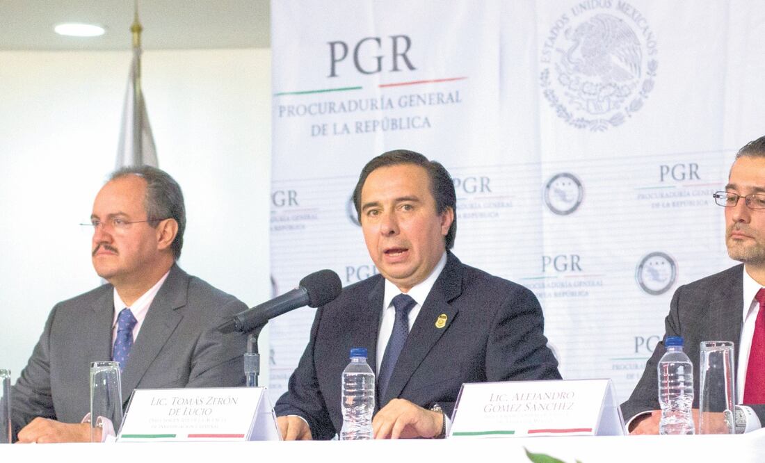 Tomás Zerón de Lucio (centro), quien en septiembre de 2016 presentó su renuncia como titular de la Agencia de Investigación Criminal, tramitó un amparo contra la suspensión del servicio de protección que le habían autorizado. ARCHIVO EL UNIVERSAL