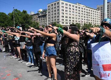 "El violador eres tú", el potente mensaje feminista que llena las calles de Chile
