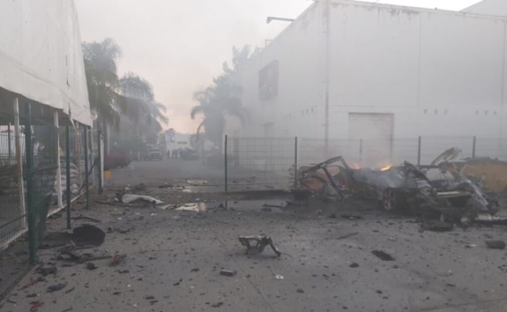 Se incendia auto frente a cuartel de la Guardia Nacional en Celaya, Guanajuato