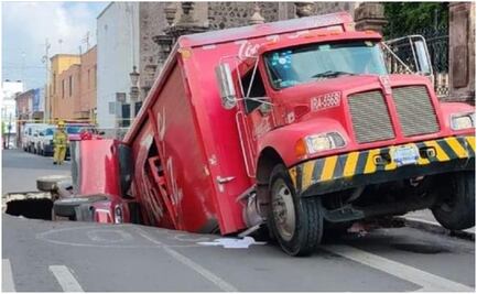 VIDEO: Socavón "se traga" camión de Coca-Cola y camioneta con familia dentro en Irapuato; los rescatan ilesos