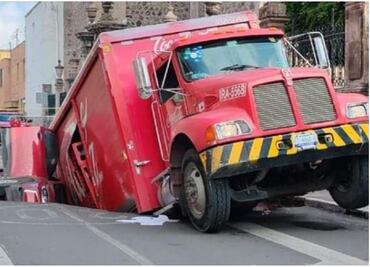 VIDEO: Socavón "se traga" camión de Coca-Cola y camioneta con familia dentro en Irapuato; los rescatan ilesos