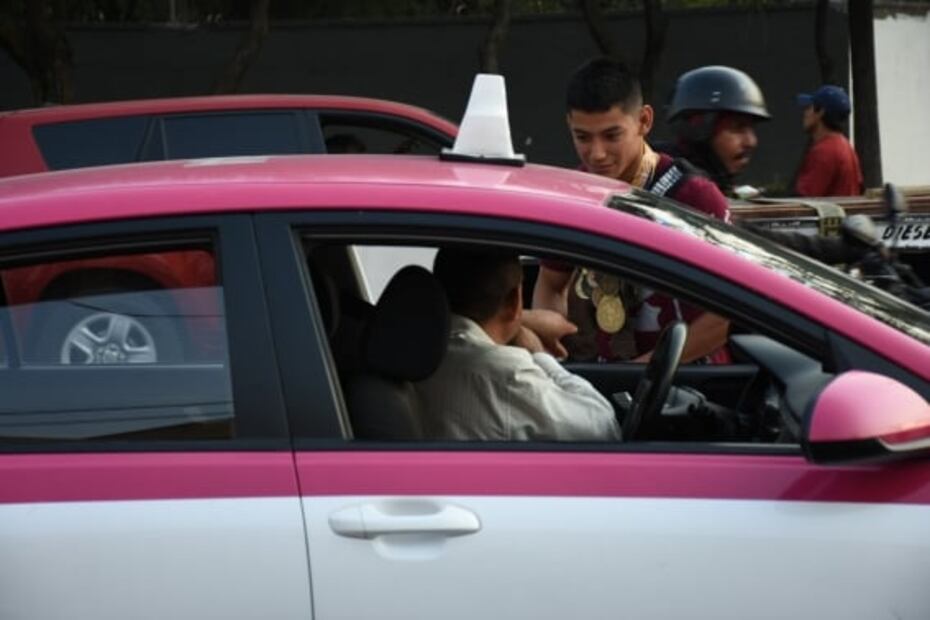 Medallista nacional pide monedas en la calle para ir a Rusia