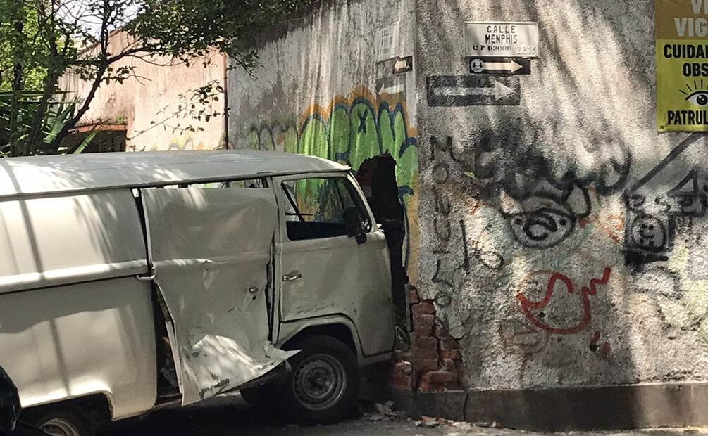 Combi termina impactado contra la barda de una casa. Foto: Juan Carlos Williams