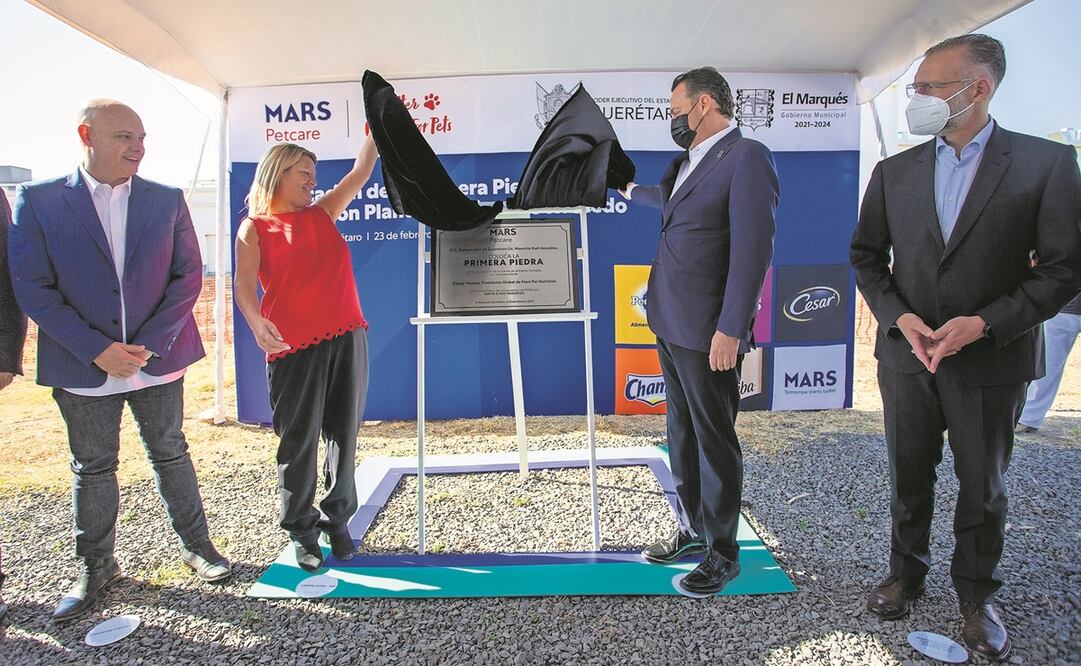 La ceremonia de colocación de la primera piedra estuvo encabezada por el gobernador Mauricio Kuri González y representantes de la empresa Mars Petcare. Foto: ESPECIAL