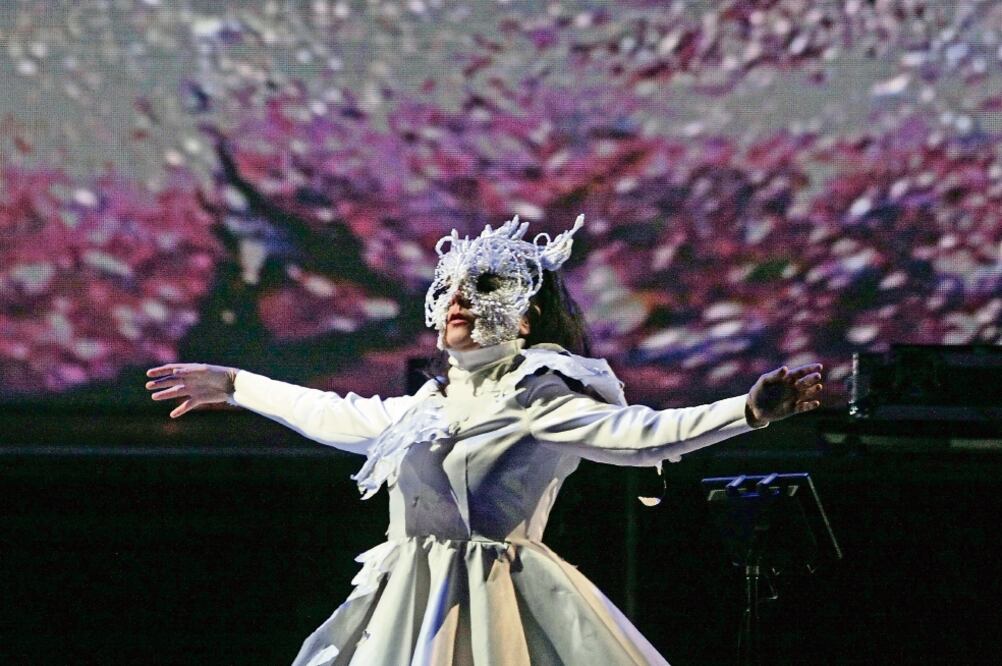 Björk saludó con un “hola” en español a la audiencia. (CARLOS MEJIA. EL UNIVERSAL)