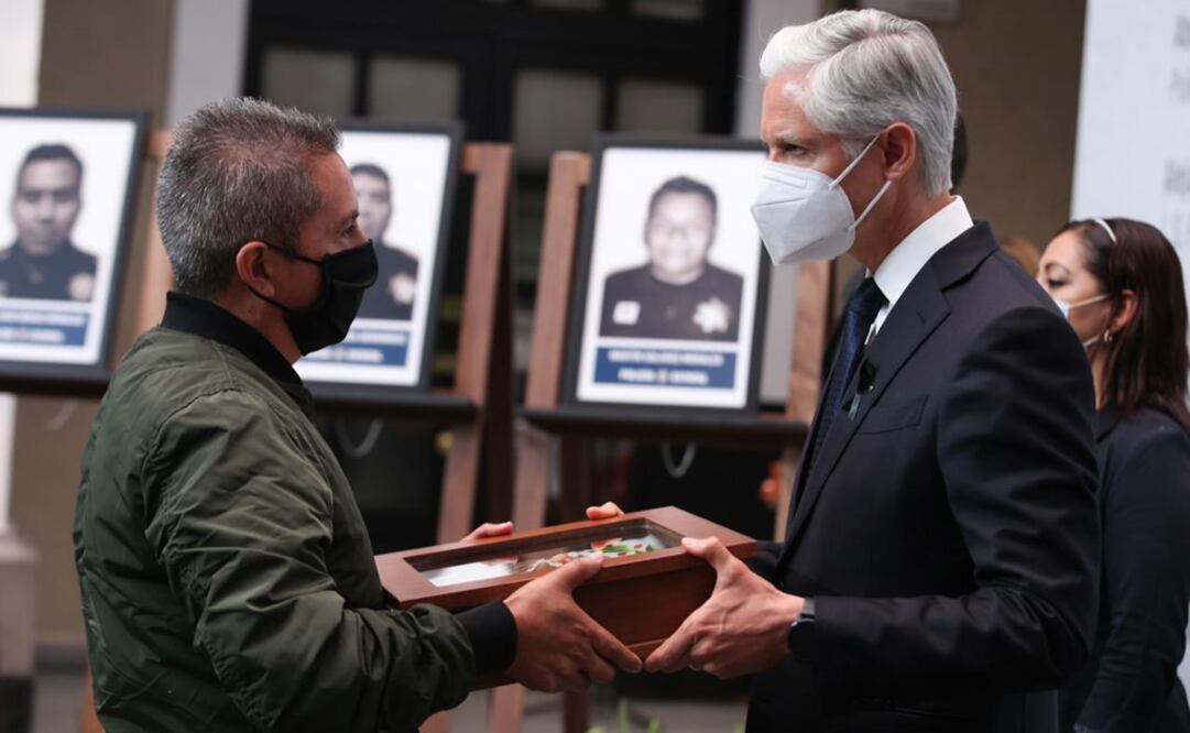 El gobernador del Estado de México, encabezó la ceremonia en honor de los elementos caídos.  Foto: Especial 