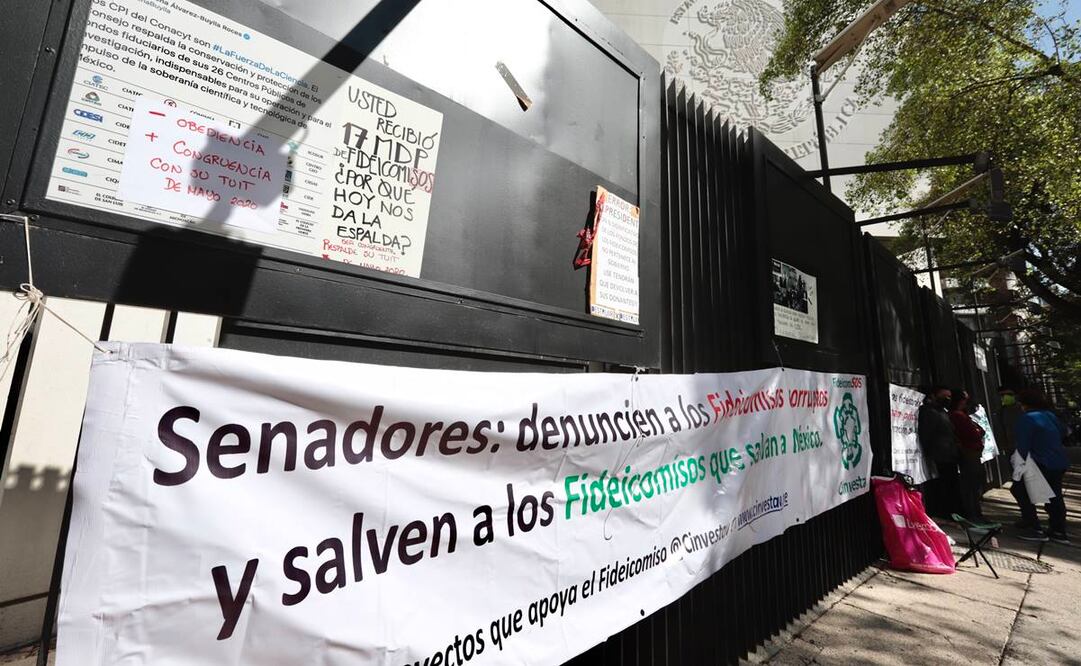 Protestas en el Senado durante la discusión sobre su extinción  (Foto: Berenice Fregoso / EL UNIVERSAL)
